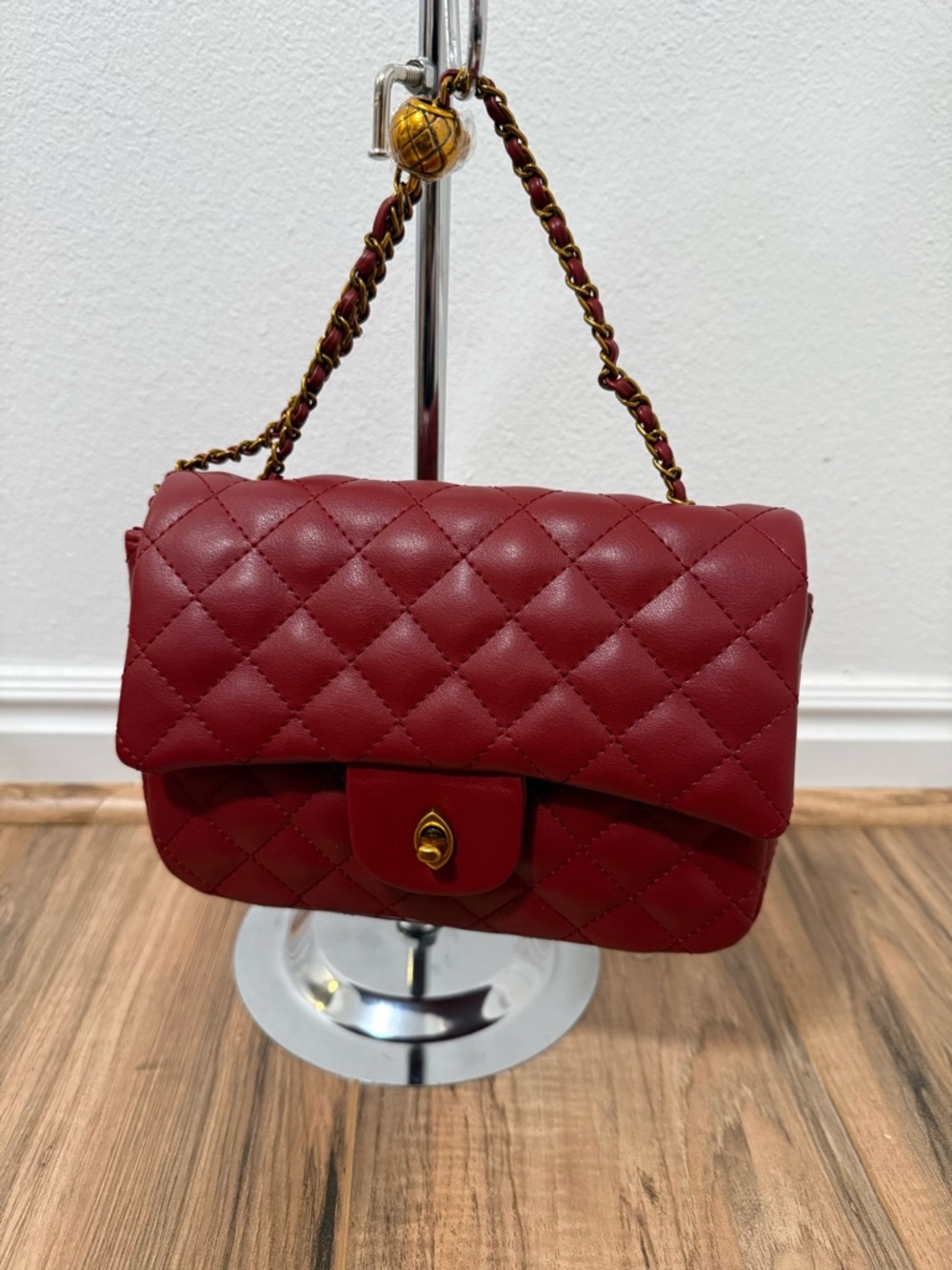 NWT Quilted Red Leather Shoulder Bag with Chain Strap adapts to Crossbody
